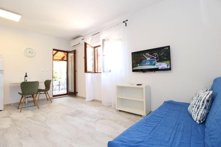 Apartments By The Sea Mandre, Pag - 6284 コラン エクステリア 写真